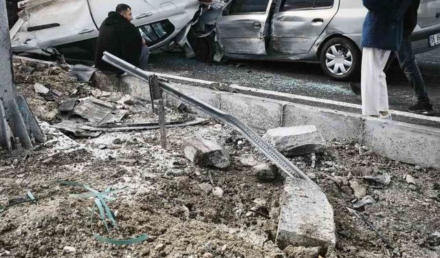 Nevşehir'de iki otomobil çarpıştı: 3 yaralı