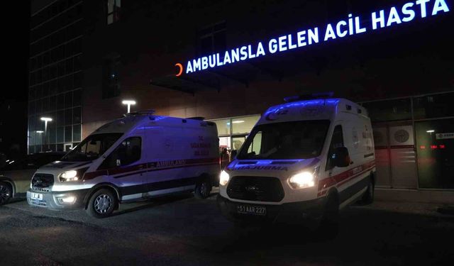 Niğde'de kontrolden çıkan otomobil elektrik direğine çarptı: 1 ölü, 1 yaralı