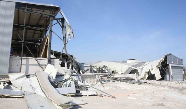 Nilüfer'de 4 kaçak bina yıkıldı