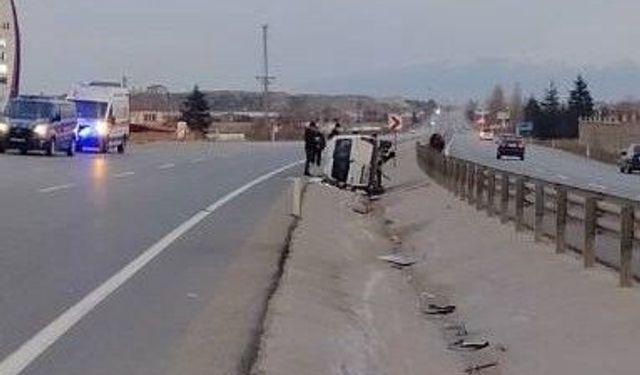 Orta refüje devrilen hafif ticari araçta 5 kişi yaralandı