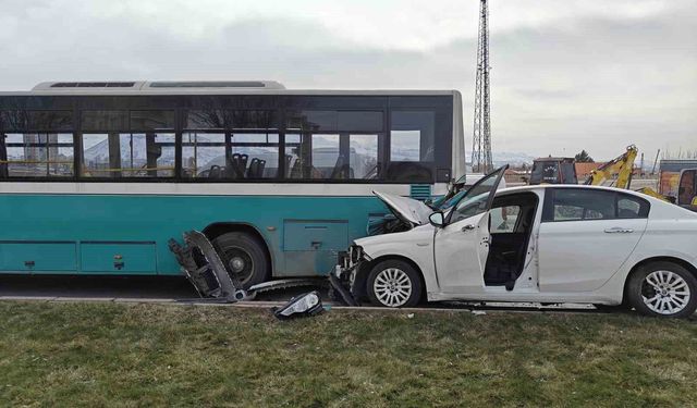 Otomobil halk otobüsüne çarptı, maddi hasar oluştu