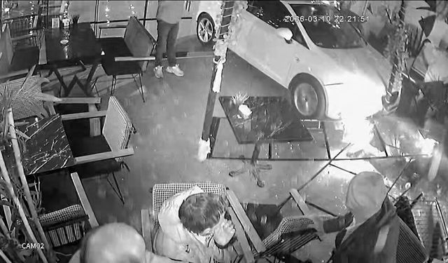 Otomobil kafeye daldı: 2 yaralı