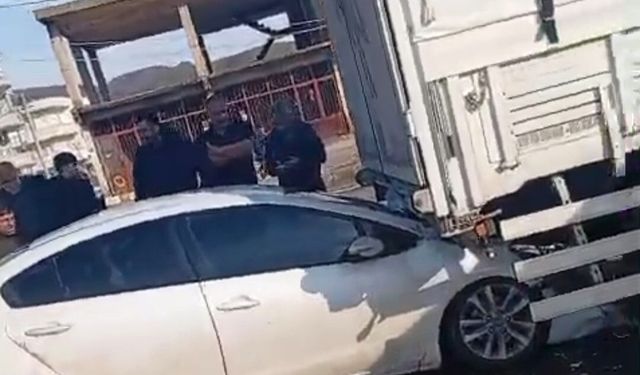 Otomobil kırmızı ışıkta bekleyen tıra çarptı, sürücü yaralandı