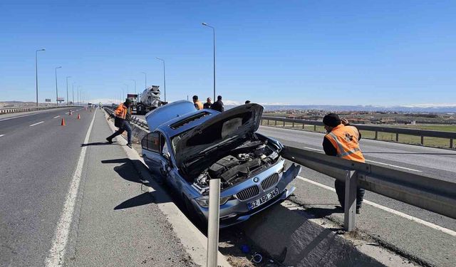 Otomobil refüje çarptı, araçta sıkışan sürücüyü itfaiye kurtardı