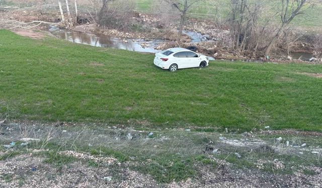 Otomobil tarlaya yuvarlandı: 2 yaralı