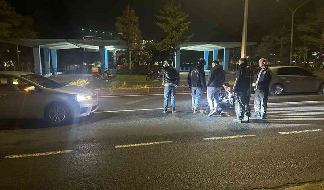 Otomobilin önüne atlayan genç yaralandı