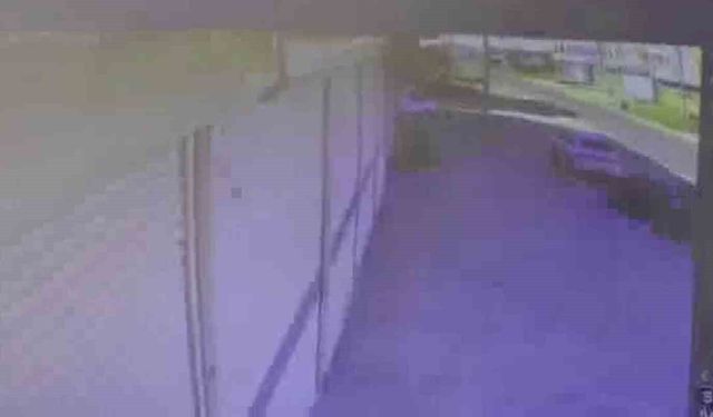 Otomobilin park halindeki aracı biçtiği kaza güvenlik kamerasında