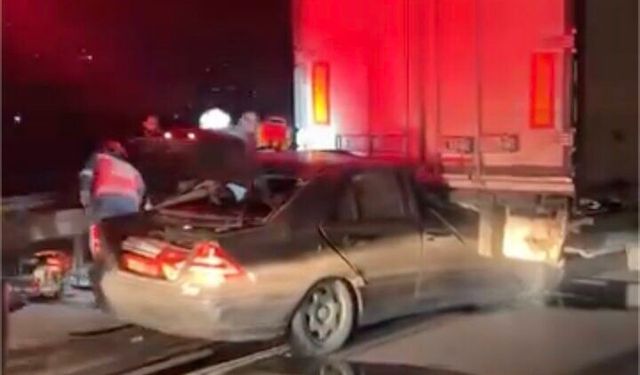 Otoyolda kontrolden çıkan otomobil, tıra arkadan çarptı: 1 yaralı