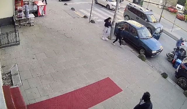 Park halindeki aracın kapısını açtı, motosikletli kurye çarptı