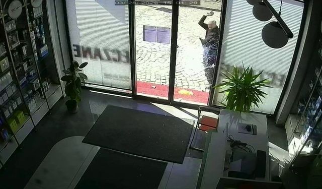 Parke taşıyla eczanenin camını kırdı, ayçiçeği yağıyla kundaklamak istedi