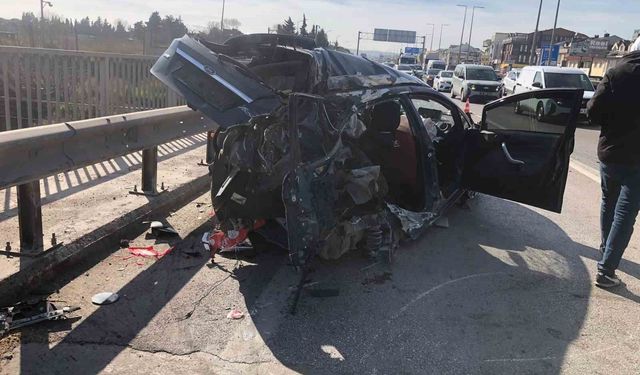 Refüje çarpıp karşı şeride savrulan otomobil su tankerine çarptı: Sürücü ağır yaralı