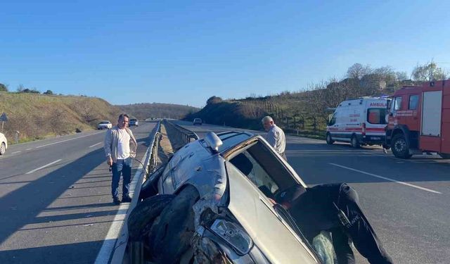 Sakarya'da kontrolden çıkan otomobildeki 2 kişi yaralandı