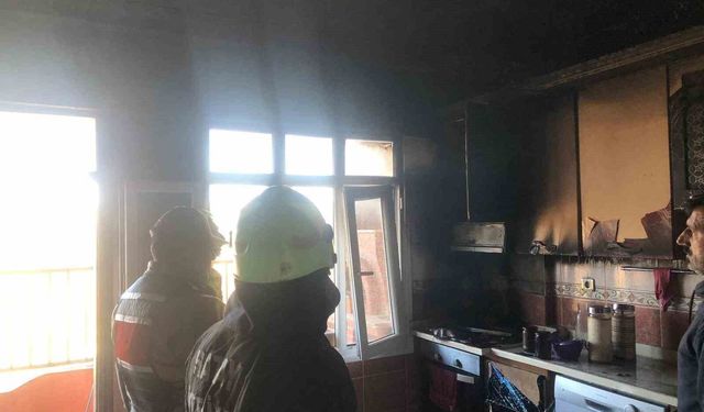 Samandağ'da evin mutfağından alevler yükseldi