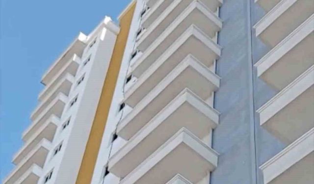 Samsun'da 20 katlı binaya çıkan genci polis ikna etti