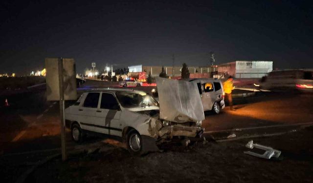Şanlıurfa'da hafif ticari araç ile otomobil çarpıştı: 5 yaralı