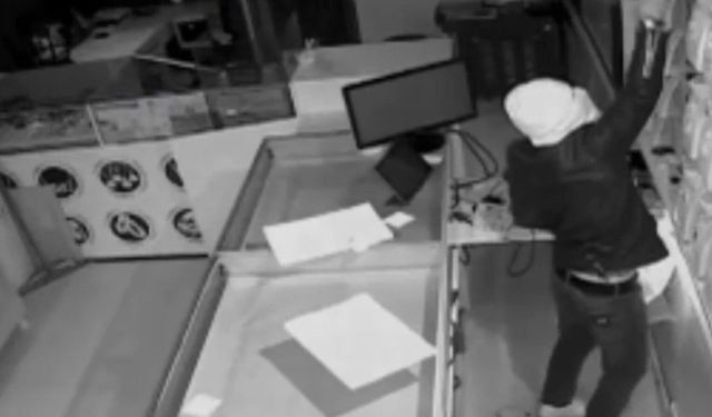 Şanlıurfa'da kuyumcuda hırsızlık anı kameraya yansıdı