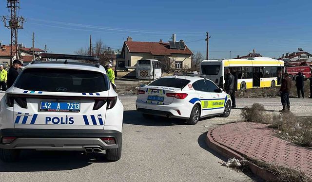 Servis aracı belediye otobüsüyle çarpıştı: 20 yaralı