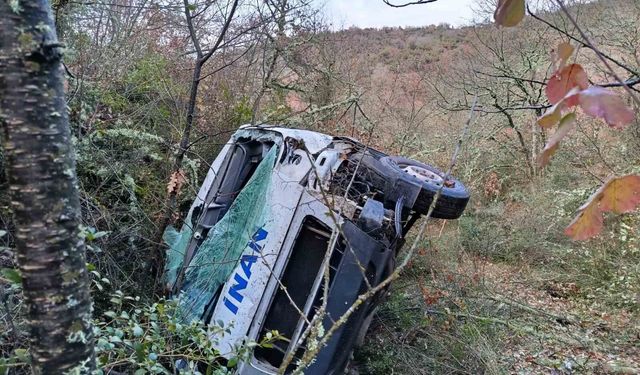 Servis aracı uçuruma yuvarlandı: 1 yaralı