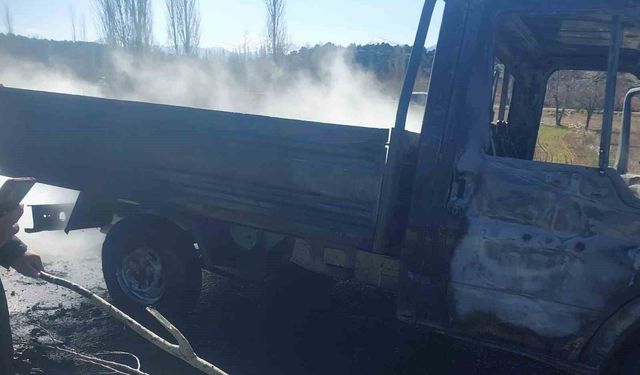 Seyir halindeki kamyonet alev alev yandı