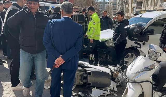 Siirt'te hafif ticari araçla çarpışan motosikletli yaralandı