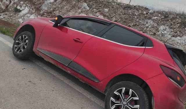 Siirt'te kontrolden çıkan araç askıda kaldı