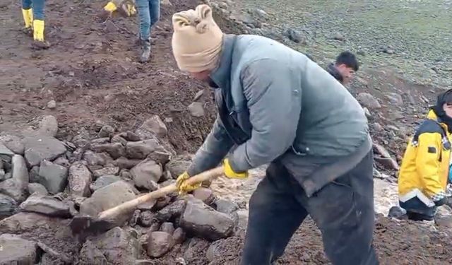 Siverek'te hasar gören sulama göletini vatandaşlar onardı