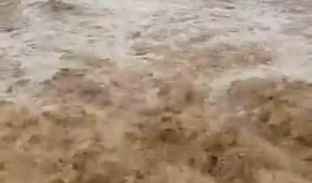 Siverek'te sağanak yağış sele neden oldu