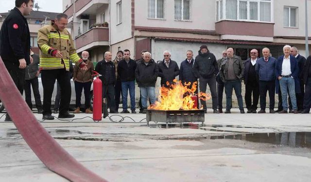 Şoförler yangın tüpü ile yangını söndürdü