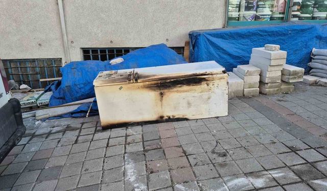 Sultangazi'de çıkan yangında zabıta ekibinin anonsu binayı boşalttı