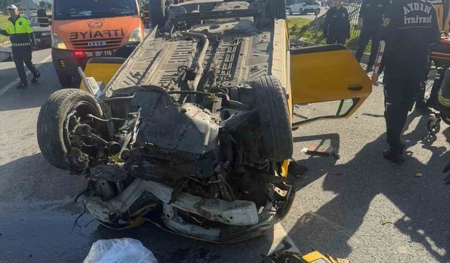 Taksi bariyerlere çarpıp takla attı: 2 yaralı