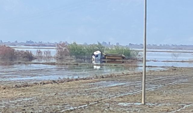 Taşkın sularında yan mahsur kalan tır sürücüsünü itfaiye ekipleri kurtardı