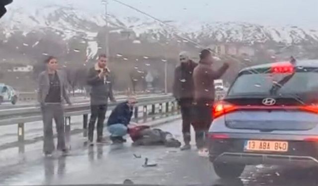 Tatvan'da otomobilin çarptığı bisiklet sürücüsü ağır yaralandı