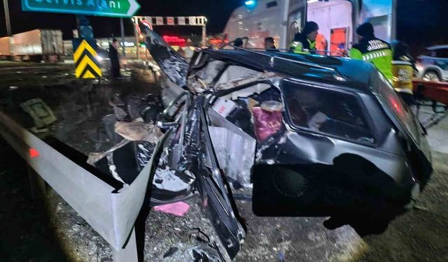 TEM'de bariyere çarpan otomobil parçalandı: 2 ağır yaralı