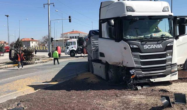 Tırın çarptığı traktör ikiye bölündü, sürücüsü yaralı kurtuldu