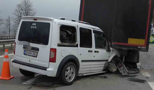 Tırın dorsesine çarpan hafif ticari araç hurdaya döndü: 2 yaralı