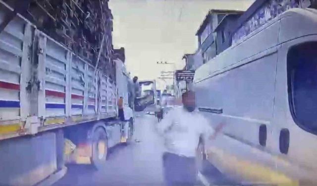 Trafikte dehşet: Tırdaki yolcu bıçakla saldırdı