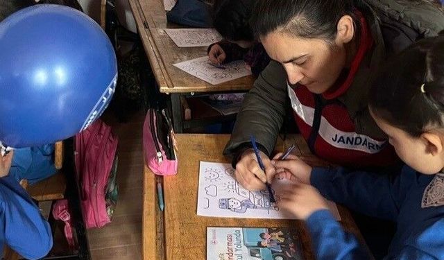 Uşak'ta jandarmadan öğrencilere ziyaret