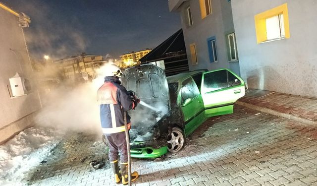 Van'da park halindeki otomobil yandı