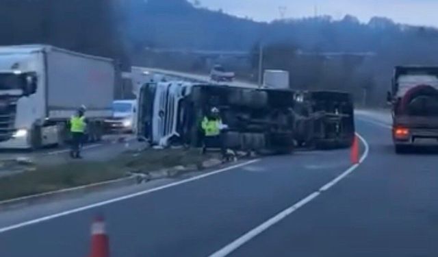 Virajı alamayan çimento tankeri devrildi: 1 yaralı