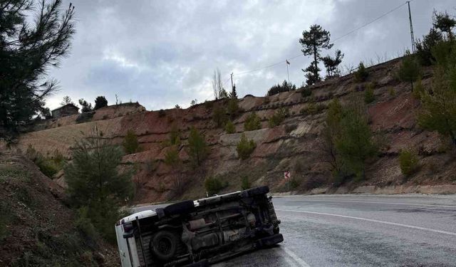 Yağmur sonrası kayganlaşan yolda pikap yan yattı