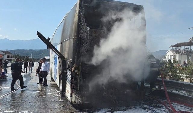 Yolcu otobüsü yandı, bagajdaki 3 tavuk telef oldu