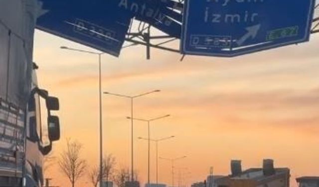 Yönlendirme tabelasına çarpan tırın dorsesi yola savruldu