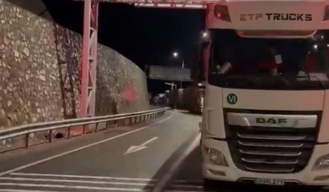 Yüksekova-Van kara yolunda heyelan: Ulaşım durdu