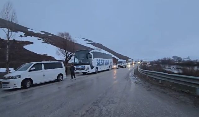 Yüksekova'da heyelan karayolunu yuttu, ilçenin çevre illerle ulaşımı kesildi