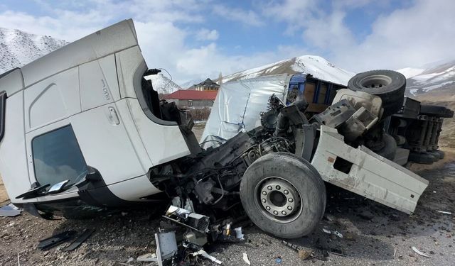 Yüksekova'da İran plakalı tır devrildi: 1 yaralı