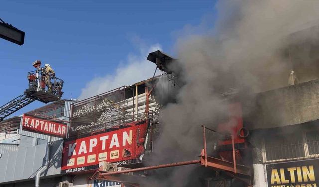 Zeytinburnu'nda sanayide çıkan yangın havadan görüntülendi