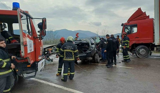 Zonguldak'ta aracıyla kamyona çarpan polis sürücü ağır yaralandı