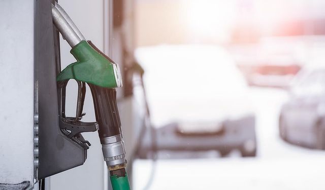 ABD'de ortalama benzin fiyatı 2022'den bu yana ilk kez 4 doların üzerine çıktı