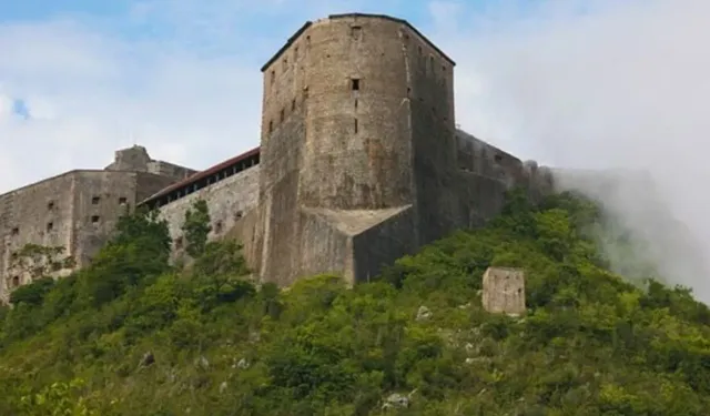 Tarihi kalede izdiham: 30 ölü