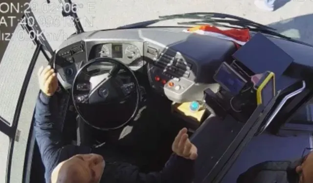 Otobüs şoförü yoldaki Türk bayrağını yerden alarak araca yerleştirdi